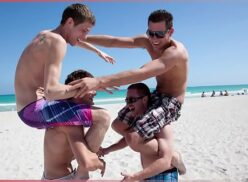 Homens gays fazendo sexo na praia